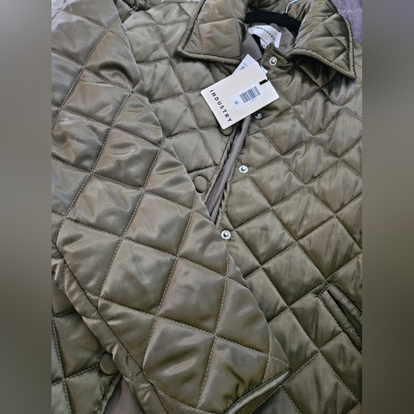 New with tags. Olive green quilted jacket with pockets and 1 inside pocket - Picture 5 of 11